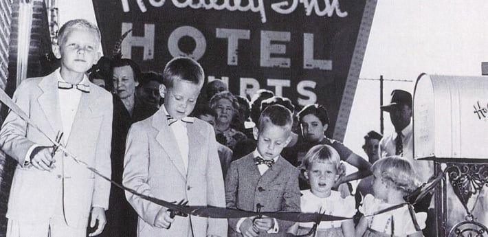 Oficjalne przecięcie wstęgi pierwszego motelu w mieście przez dzieci Kemmonsa Wilsona